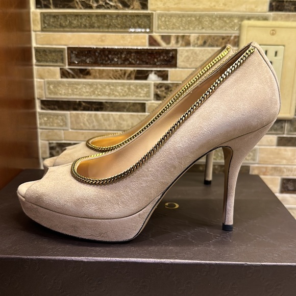 GUCCI NUDE BEIGE SUEDE PUMPS HEELS WITH PLATFORM AND GOLD CHAINS SIZE: 7 IN BOX - Picture 8 of 16